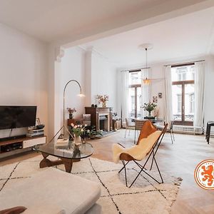 High ceilings' apartment - private GARAGE